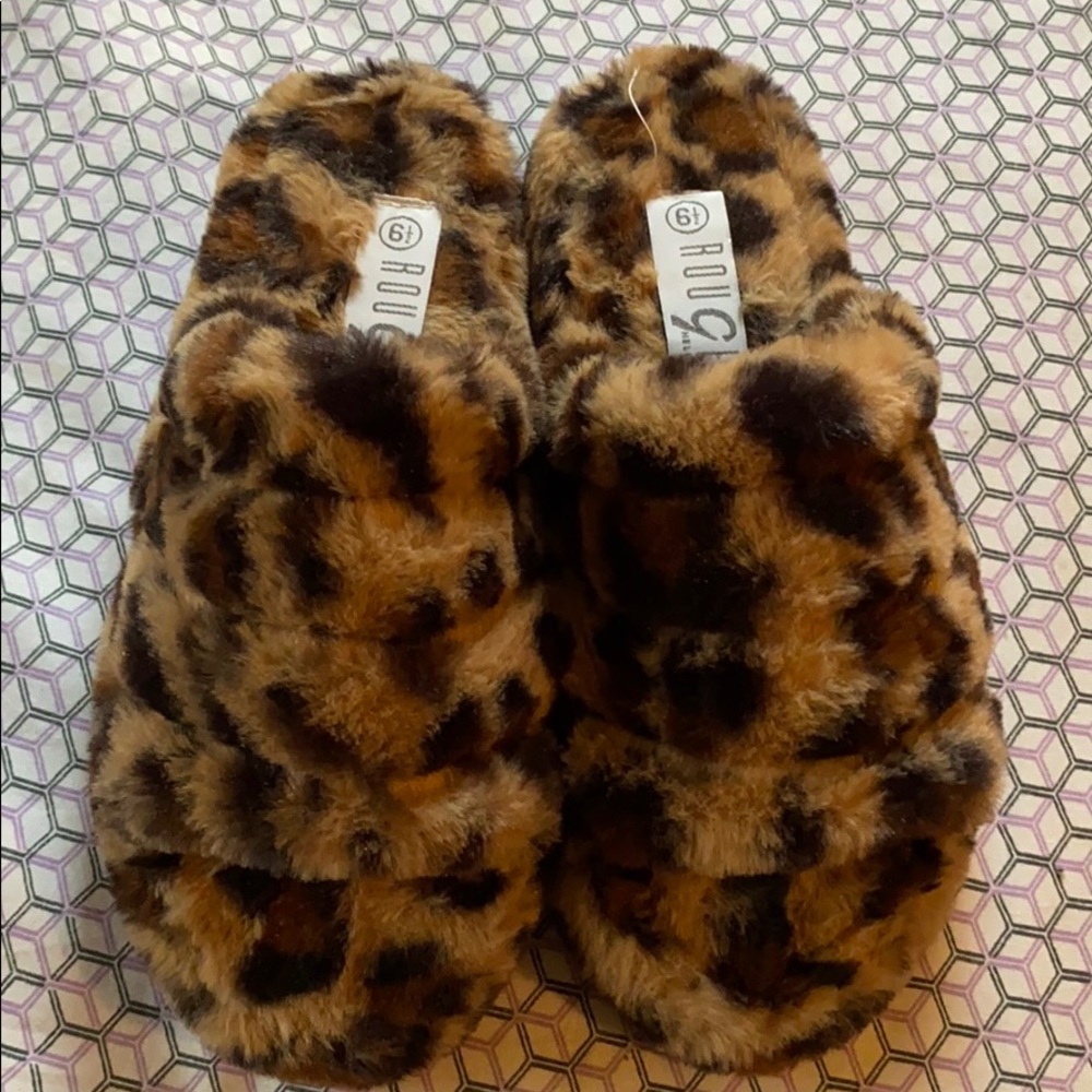 Faux fur leopard slippers